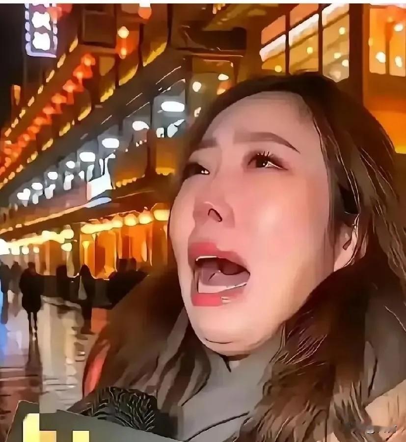 又一个被毒鸡汤坑惨的女人！网传成都春熙路街头一女子激动的嚎啕大哭，说自己月薪80