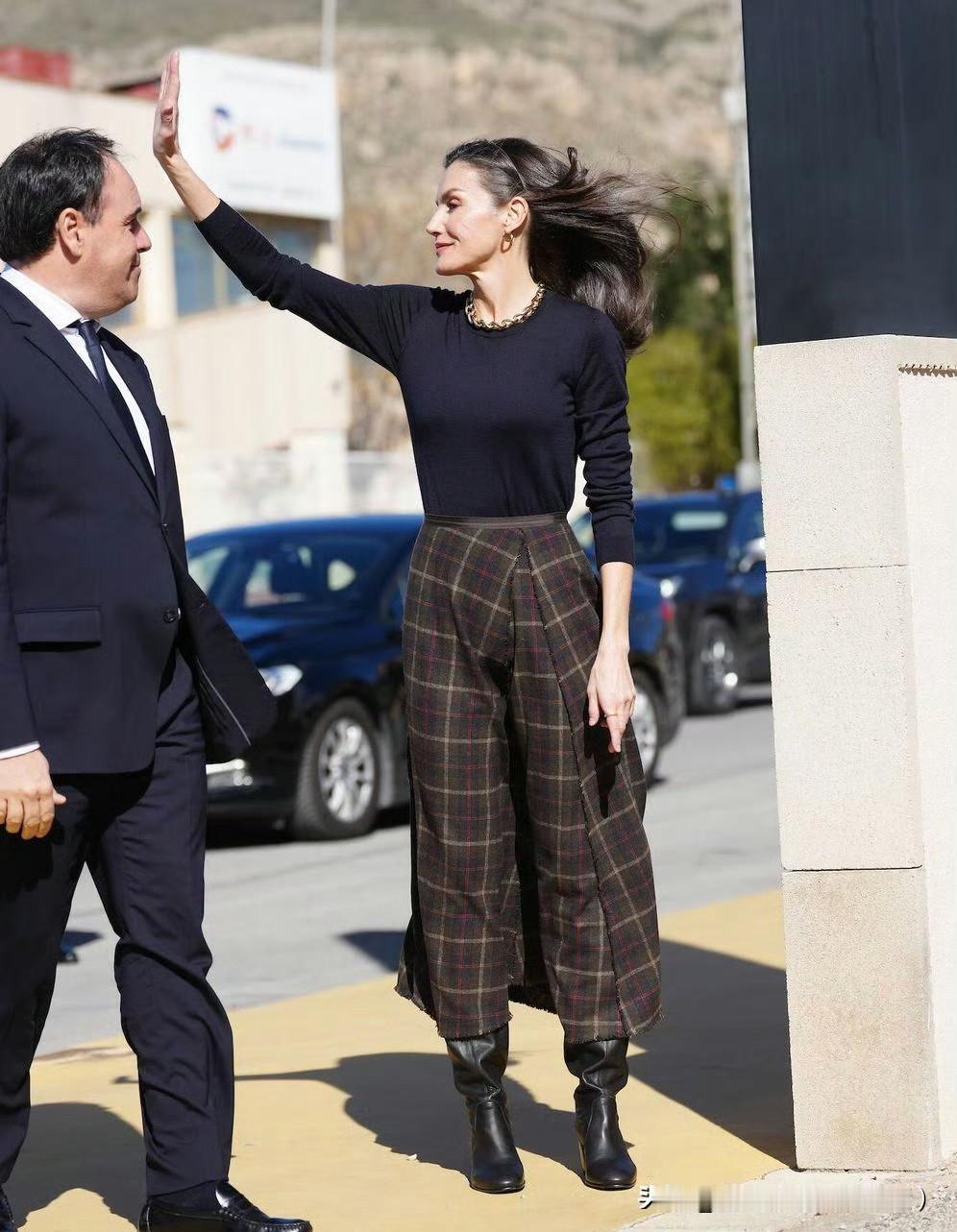 莱蒂齐亚王后出席PedroGarcía鞋业公司成立百年纪念活动，搭配了该品牌的