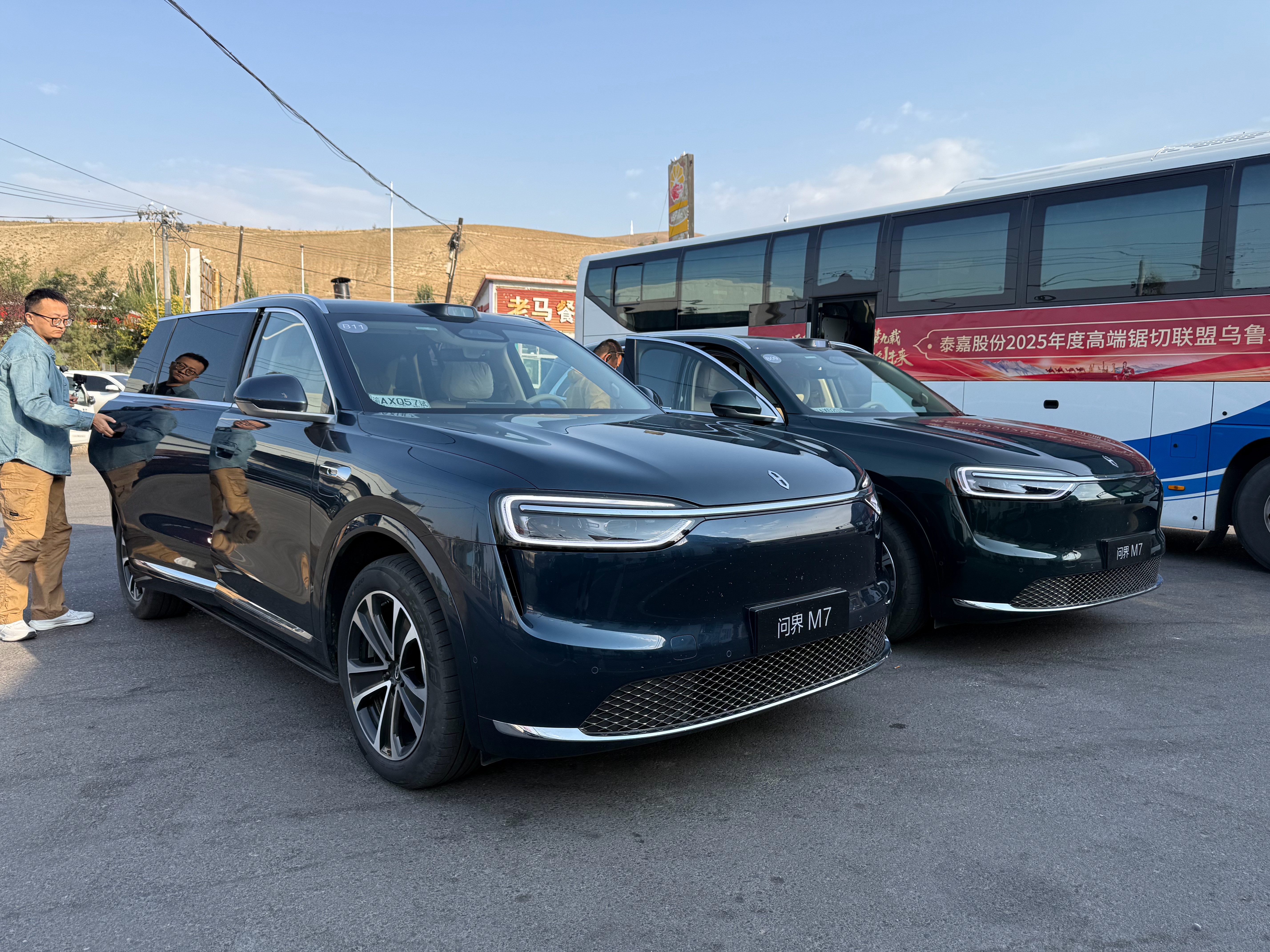 全新问界M7有多火？只要停下车，就会被围起来问啥时候上市，关心配置，这