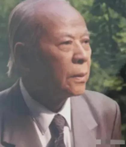 1985年，中国一高级干部访日期间，不顾多人劝阻非要去靖国神社，回国后就被中纪