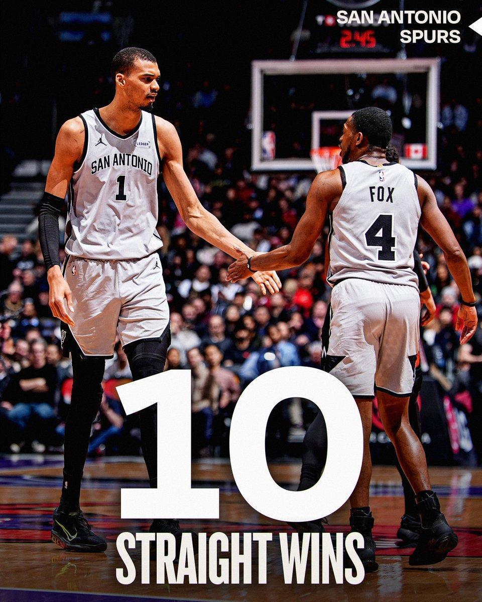 恭喜马刺十连胜！现在距离西部第一的雷霆就只差2个胜场了。本来在看火箭和国王的比