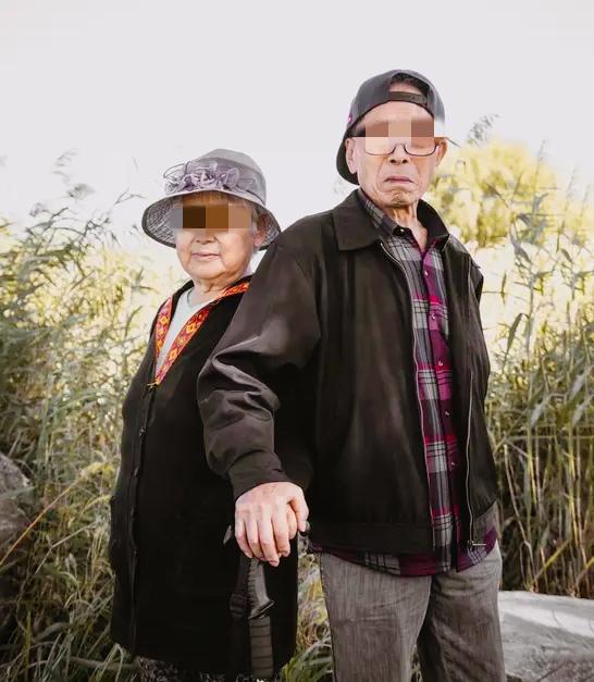 人这一辈子，走到中年才慢慢明白：不要去憎恨长辈。不是因为他们都对，而是因