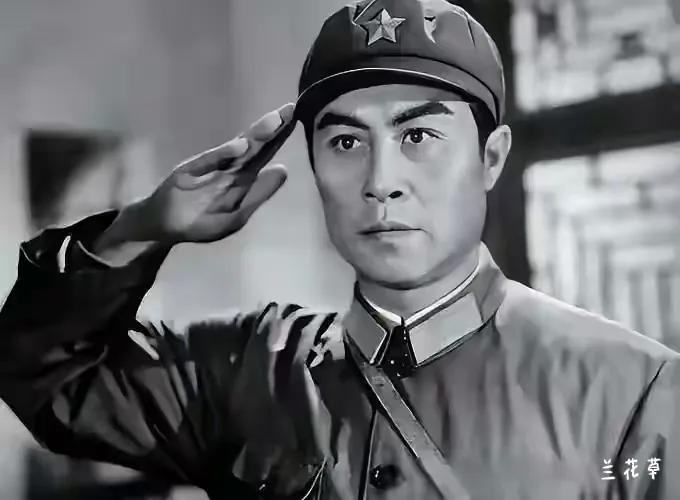 银幕上的王心刚浓眉大眼，坚强阳刚，可是生活中的王心刚却是单眼皮、淡眉毛，整个脸相