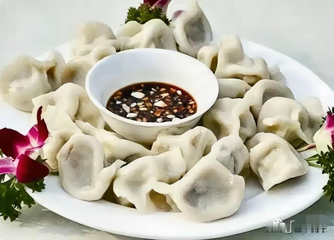 吃饺子蘸醋！真的不喜欢，从小就不爱蘸醋，蘸任何调料！父母也总是说好吃，但是我就是