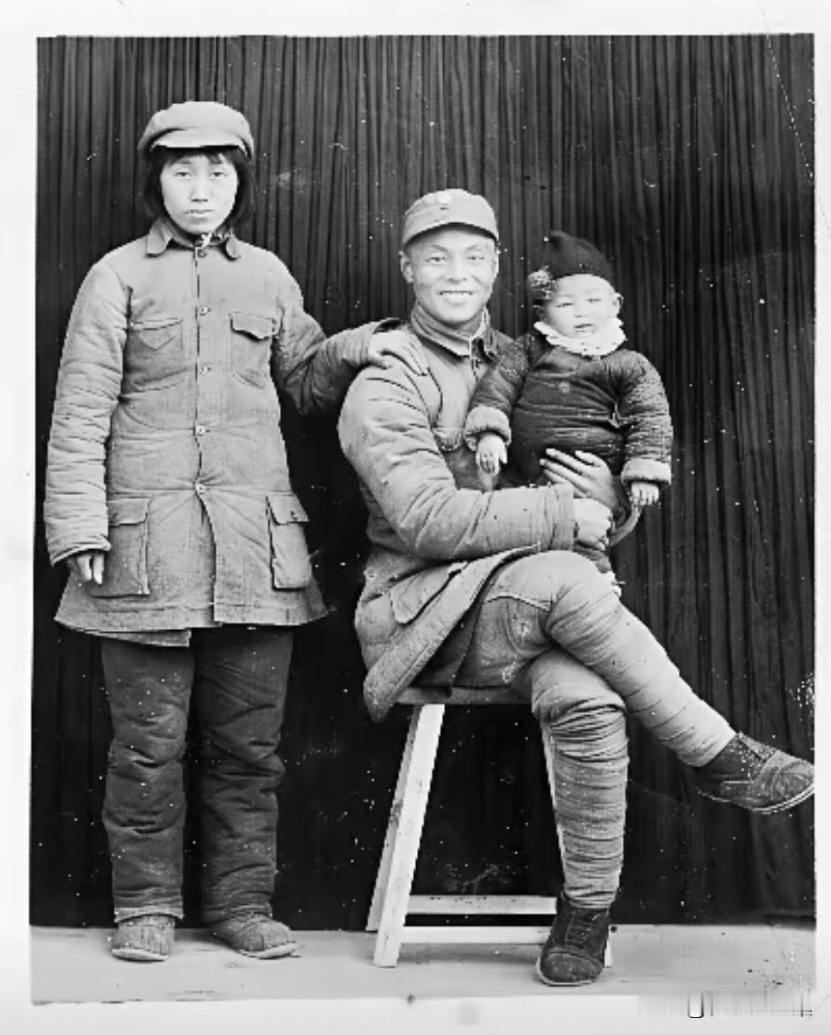 1944年，晋察冀军区骑兵团团长范昌标与妻子齐勇、长子范峪森在延安的温馨合影。1