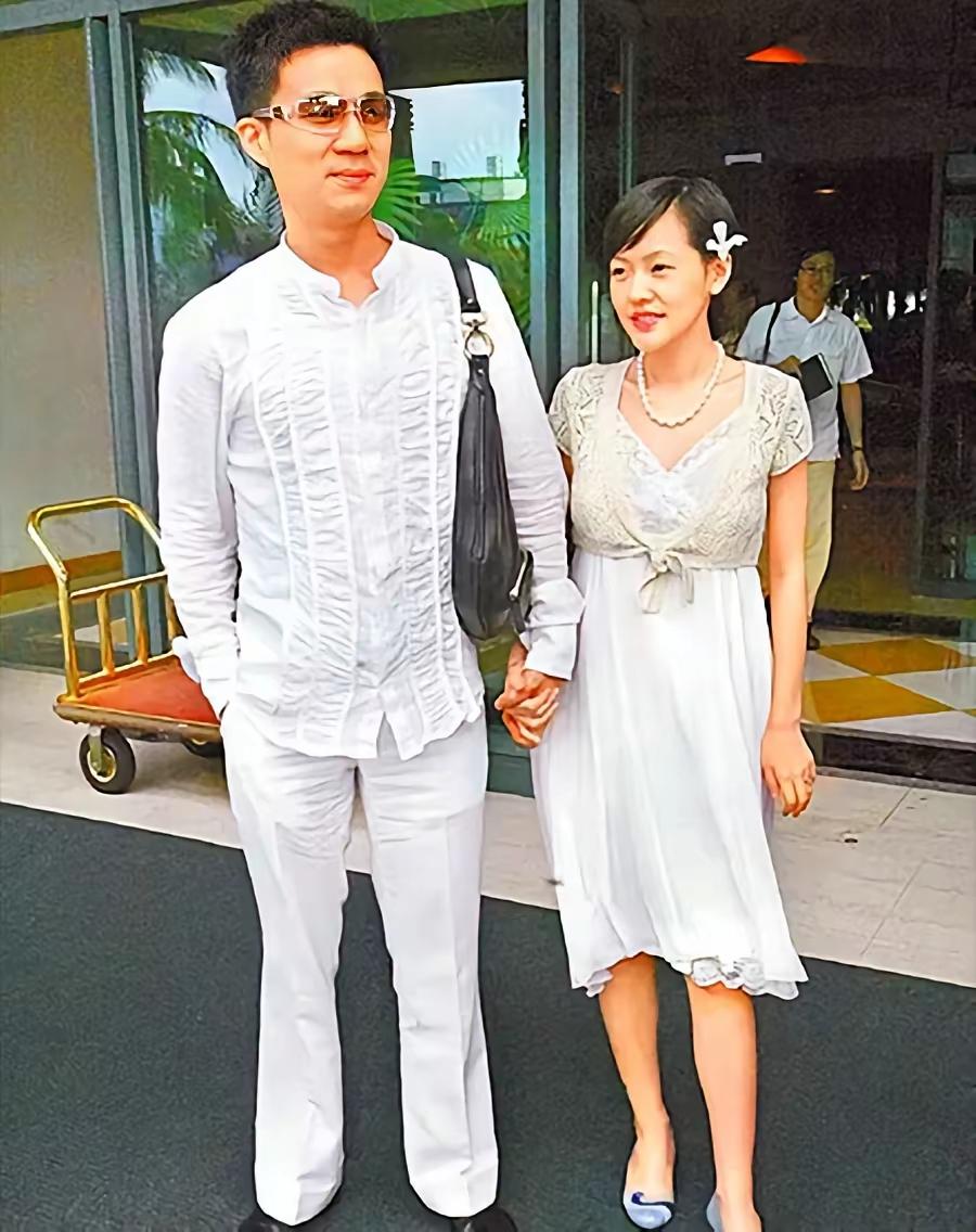 56岁的许雅钧看起来比汪小菲年轻多了，与20年前几乎没有变化，原因有四点:国