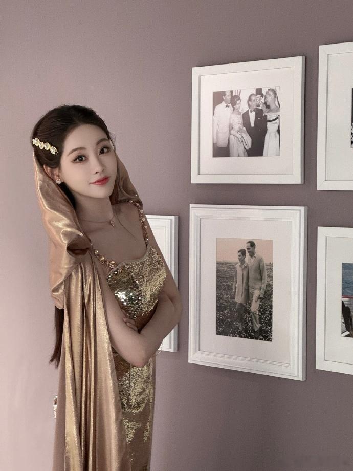 祝绪丹鎏金亮片吊带裙祝绪丹鎏金亮片吊带裙真的好美啊，完全展现出来的流光溢彩的一