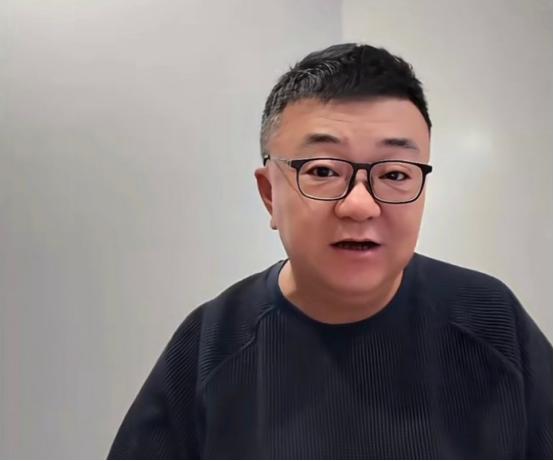 孙臣曦这事，最反常的地方，不是他进了U17。而是孙家前脚把董路骂成“骗子”，后脚