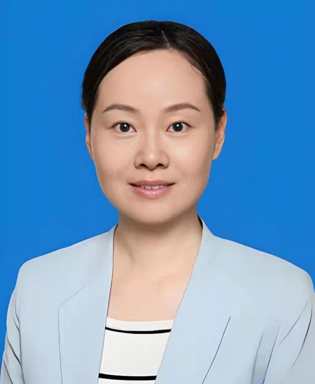 最近了解到40岁就当上副校长的美女学霸陈莉，她的经历堪称逆袭神话。她1982年出