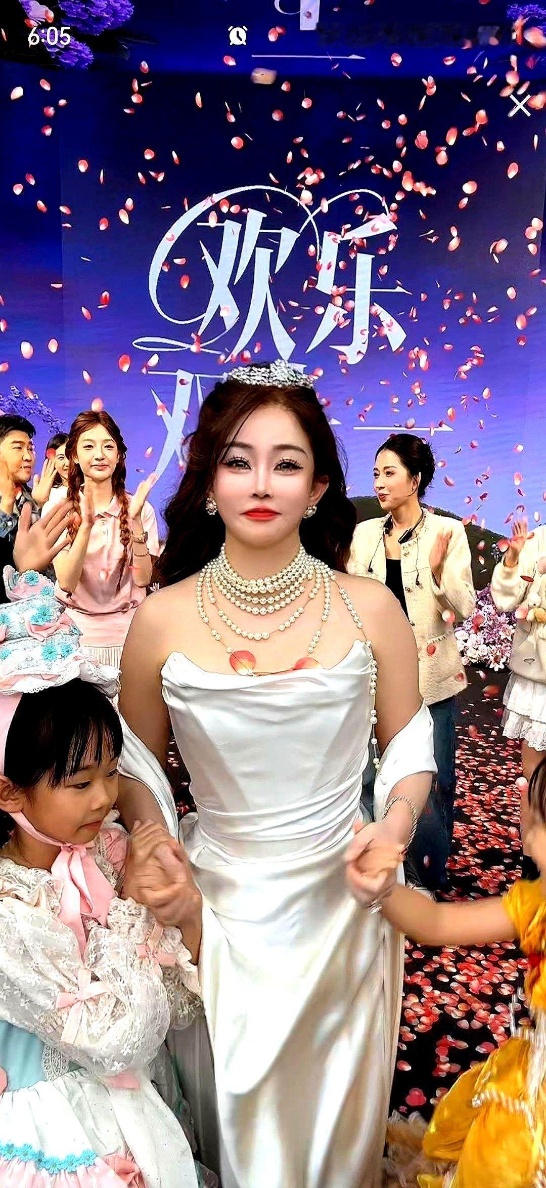 初瑞雪生日直播，没人卖货，却卖疯了。583万人盯着她哭，2000万礼盒被抢光。