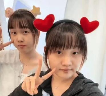 莎莎和阳阳还在成都封训，李雅可已经去韩国度假了，还带上了袁励岑的女朋友。离