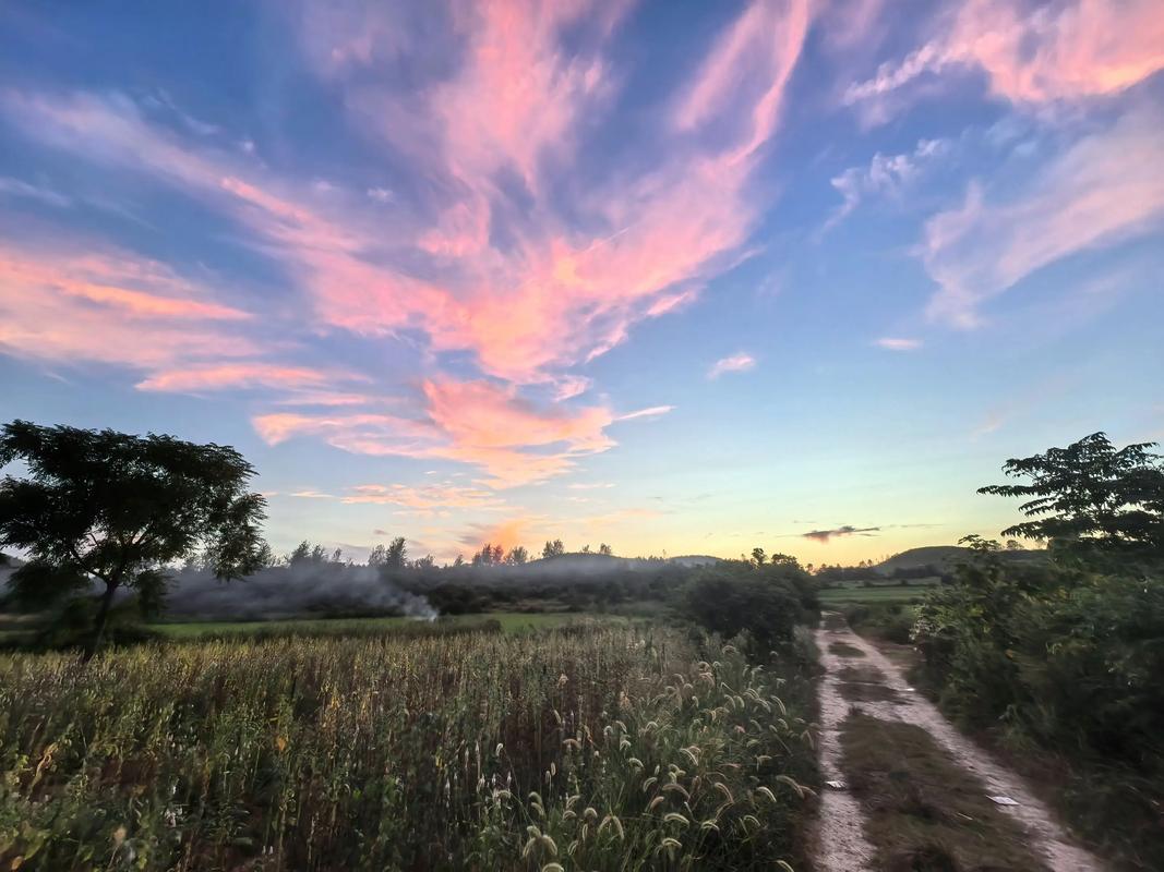 今年过年最让我们大伙儿尴尬的一件事，就是我一个堂姐夫从云南回来，给每家小孩的压岁