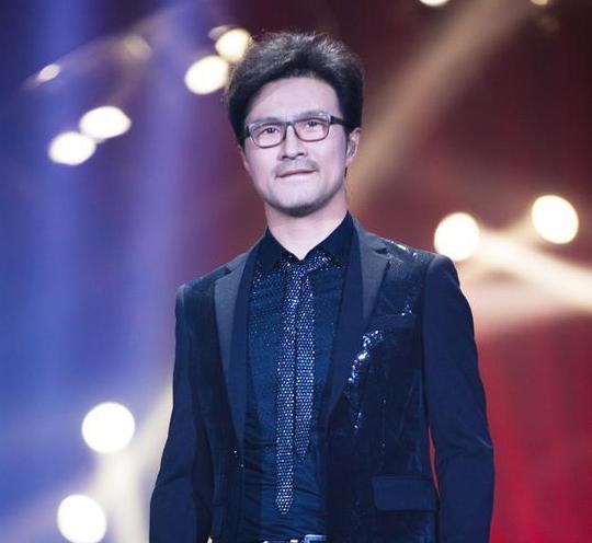 1995年，汪峰走投无路了，给黄绮珊打电话说：“我有首歌适合你，标价6000块钱