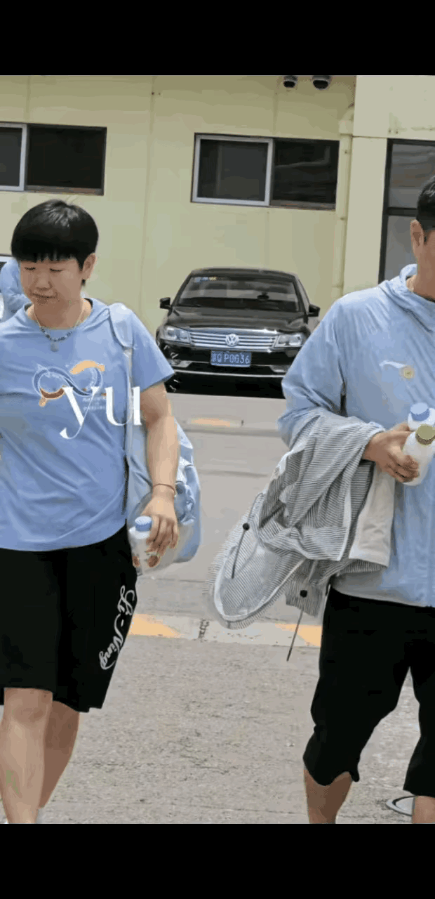 邱贻可把莎莎当成了“亲闺女”，即使上下训也忘不了对徒弟的关心和爱护。名古屋亚