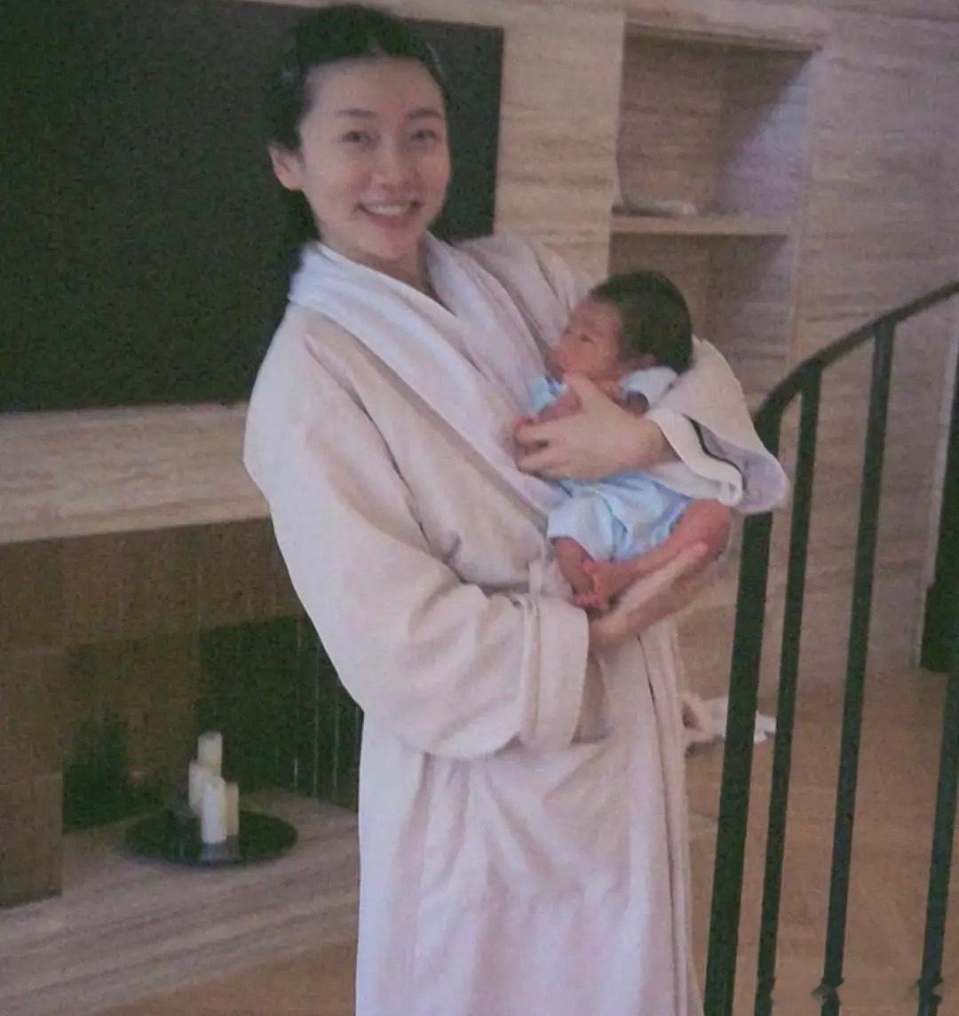35岁程晓玥陪二胎儿子洗澡，做体检，3岁女儿幼儿园放学去月子中心看弟弟，富二代老