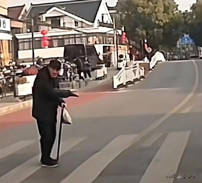 近日，上海一司机在路上礼让行人时遇到一“可爱”的大爷。在过斑马线时，大爷拄着拐杖