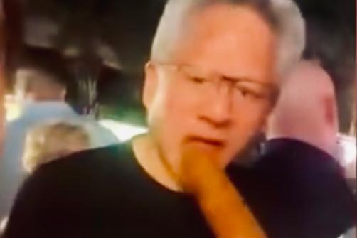 黄仁勋会玩梗，太搞笑了。一家烤玉米摊前人挤人，黄仁勋为了请大家吃烤玉米，找