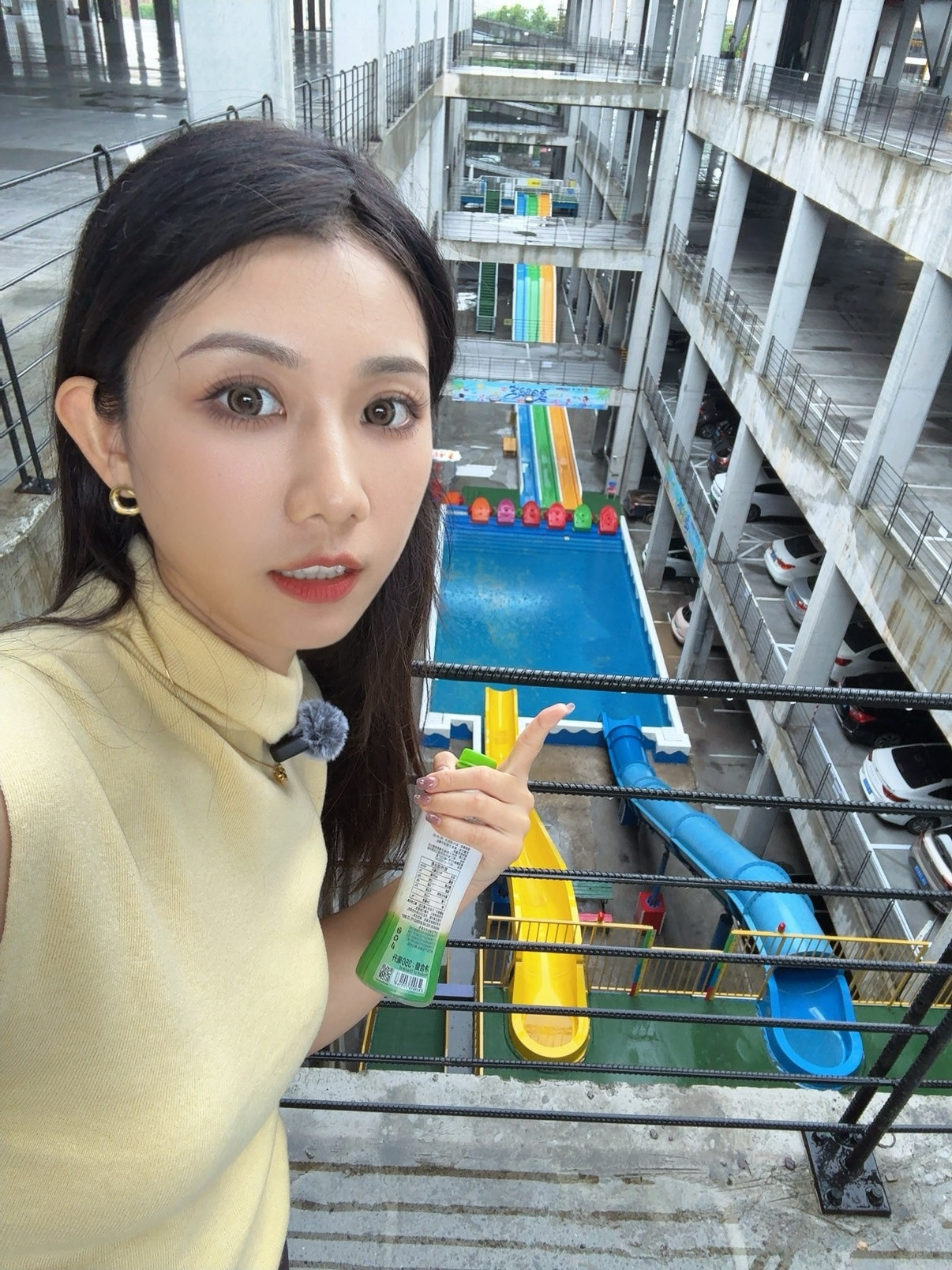 今天重庆一直下雨，找了一个停车楼拍摄！结果这个楼好有意思，它中间做了个大滑梯，你
