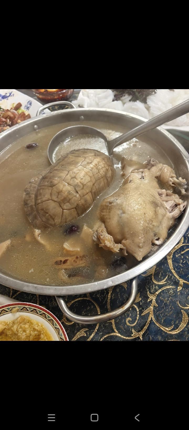 午餐和几个朋友到路边小店吃饭。本以为路边小店，也就是一些寻常小菜罢了，没想到居