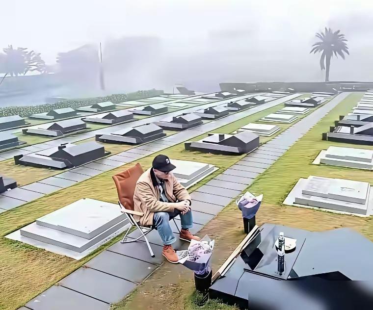 刷到具俊晔又去墓地的视频，心里堵得慌。镜头里他还是那身洗得发白的外套，手里拎着保