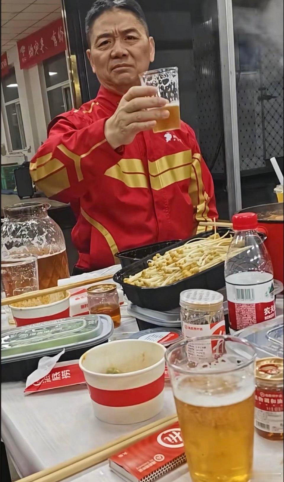 最近刘强东请吃海底捞冲上了热搜。他这个阶级，还下基层，值得佩服。刘总1974年生