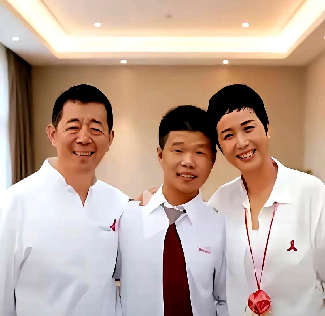 蒋雯丽的儿子，简直就是她丈夫的“复制粘贴”版！最近一张全家福，直接把网友