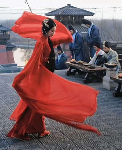 身材修长演古装全身图优势太大了，超薄平底鞋，也能演出绝美古装大美人，真不愧是刘亦