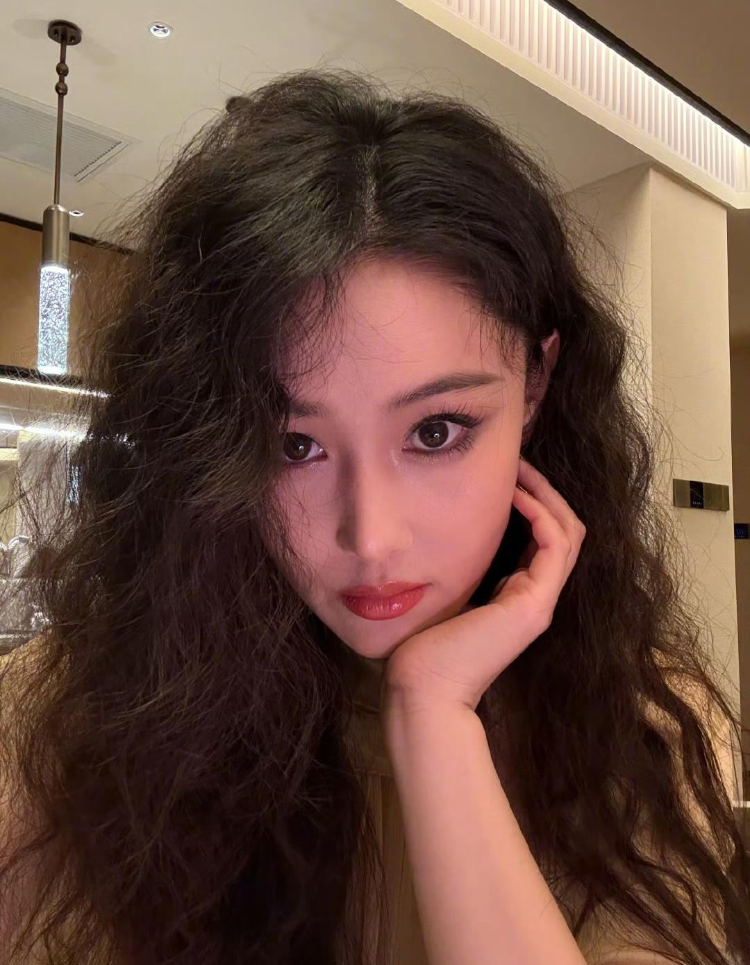 你们觉得张馨予的爆炸头如何？我觉得，第一眼看充满时髦感，很摩登很抢眼！这