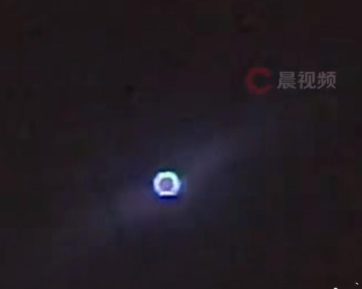 美国疑出现可变形UFO盘旋15分钟这画质没得说，每次这种奇异事件的像素都不好，我