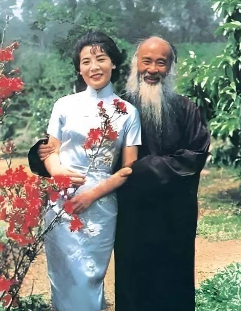 1922年，15岁的黄凝素与张大千结婚，相伴25年生了8个孩子。没想到，就在她把