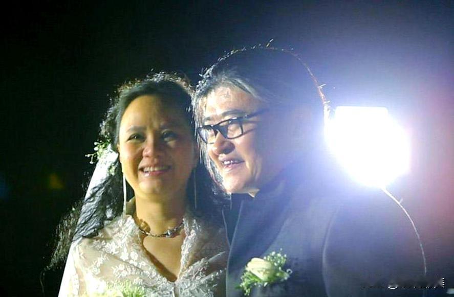 刘欢是一个把婚姻看的很重的人，他这一生只有一任妻子，那就是卢璐！他们两人没有