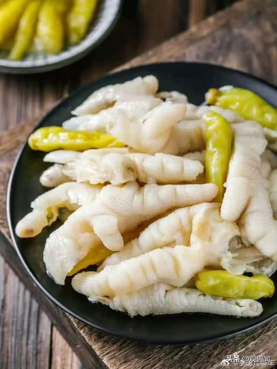 买鸡爪、吃鸡爪，漂白鸡爪主要是用双氧水、工业碱、次氯酸钠泡过，变白、变大、卖相好