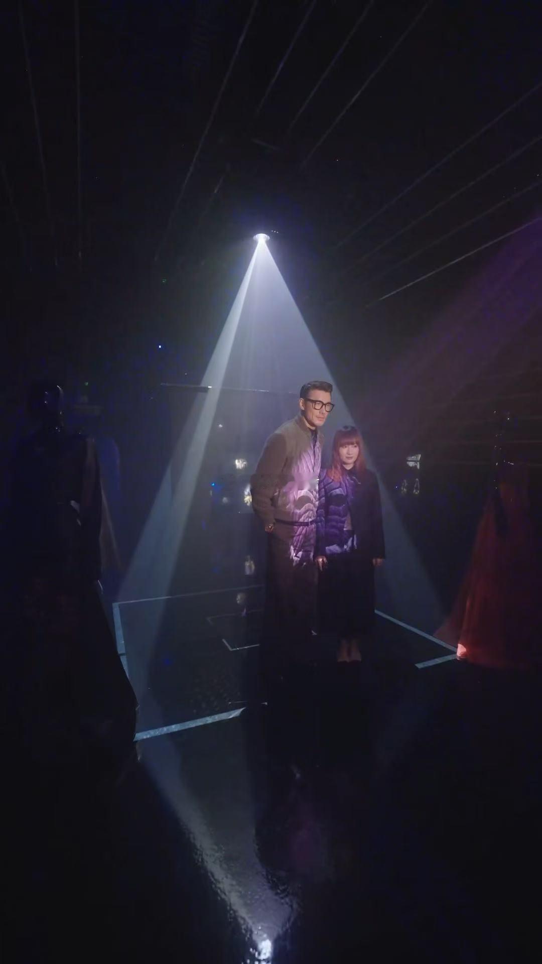 胡兵抗住了顶光灯顶光一照很多人都显老显疲，但胡兵的状态好到让人嫉妒，他的五官轮