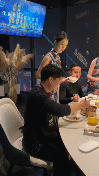高级餐厅里服务就是不一样？客人在这里用餐吃饭的时候，身边竟然还有美女服务员为客