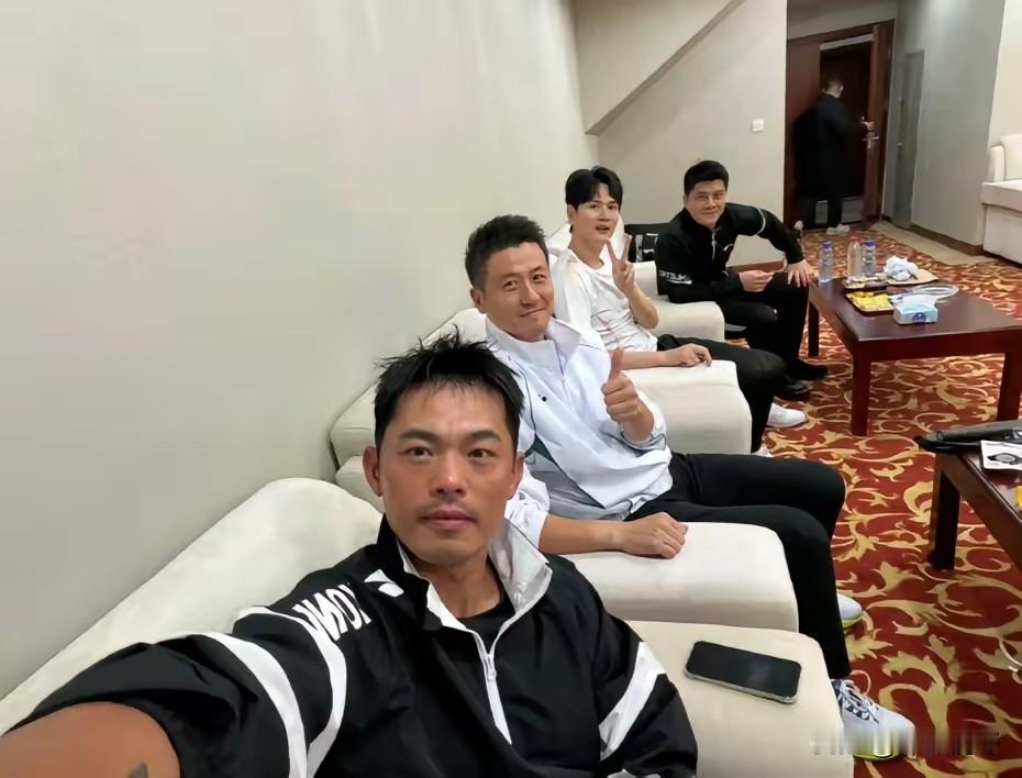 林丹，引发热议!10月2日晚，林丹在社交平台发文，晒出一张四人合影，问道：