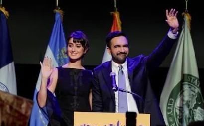 美国纽约90后市长马姆达尼胜选后，在集会上激动的亲吻了他的妻子，能以穆斯林的身份