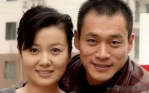 右边的这位帅哥是演过《水浒传》、《人民的名义》、《人世间》等著名影视剧的演员丁海