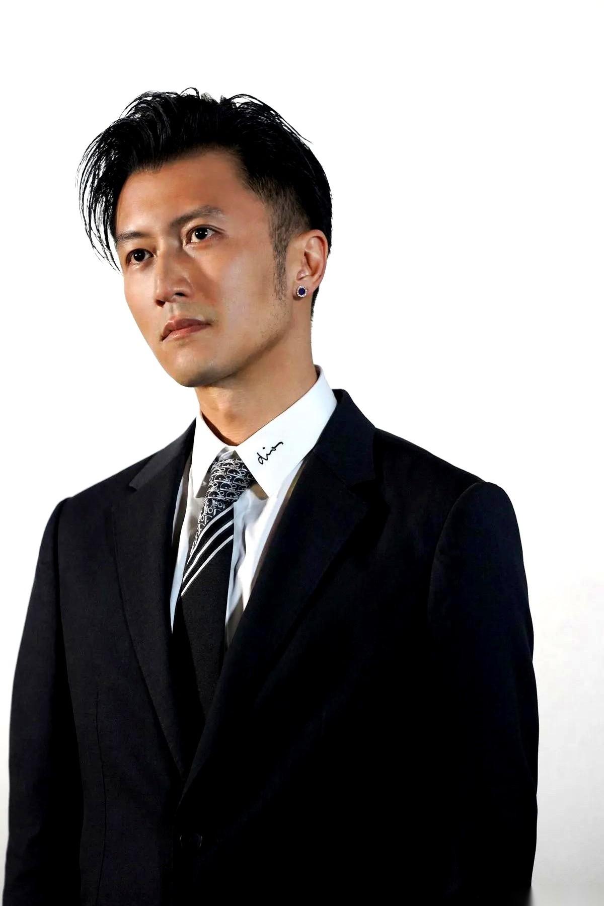 谢霆锋这种拽了一辈子、酷到骨子里的男人，居然破防了。不为别的，就因为他妹妹随口
