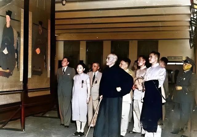 1948年，国民党大势已去。蒋介石带一帮人员参观南京博物馆，在宋高宗的画像前凝眉