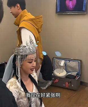 董璇，令人羡慕！董璇和佟丽娅一起演出，后台花絮曝光。董璇说有点紧张，结果张维伊