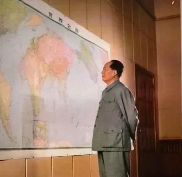 1969年7月，毛主席问高碧岑：“中国北临苏联，南临印度，东临日本。如果他