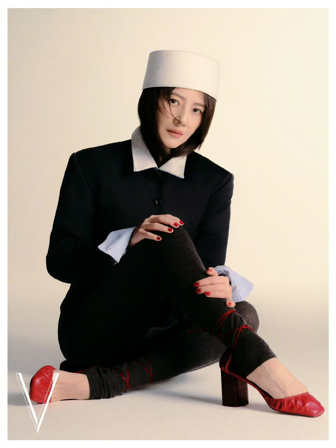 高圆圆素妆超美，有颜就是任性。咱就说越素越美说的就是她吧！口红一涂氛围感直接拉