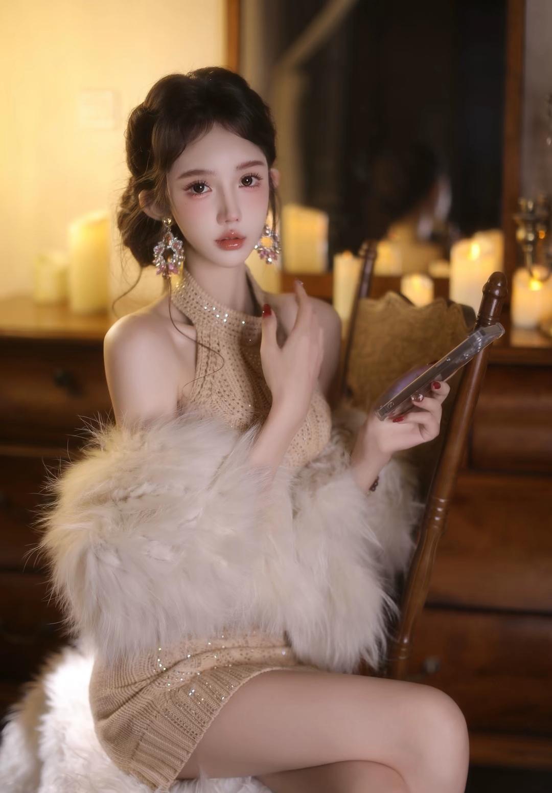 暖光漫过复古烛台，毛绒披肩裹着晚礼服的微光，新年第一组复古大片，把优雅揉进每一寸