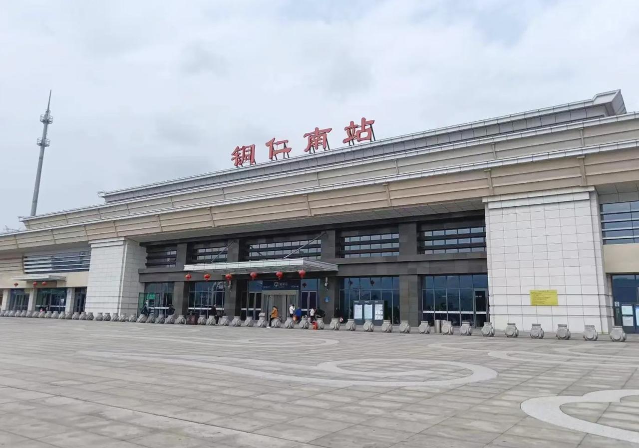 刚从贵州省铜仁市回来，铜仁南站刷新了我对国内最远高铁站的认知。铜仁南站建在铜