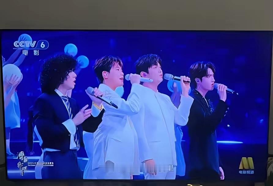 我估计明年的大湾区演唱会，应该没几个明星敢去了，这就是一个巨大的业务能力筛选