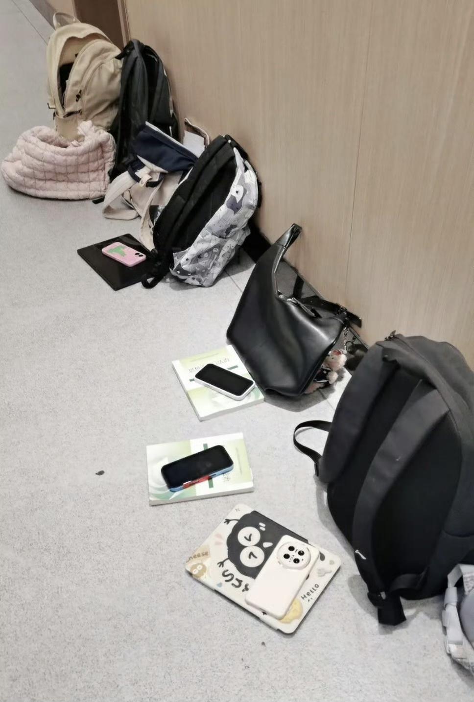 有老师监考大学考试，说现在的孩子绝对是在充满安全感的环境中长大的，走廊和窗台上