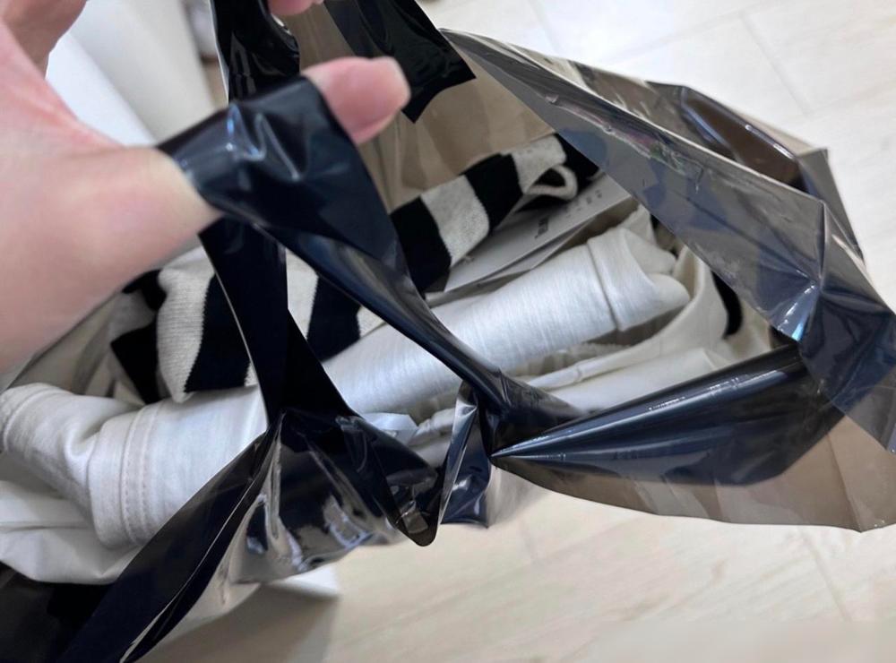 上午嫂子来我家，拎个纸袋说，妹，这两件衣服给你，我胖了，穿不下了。收下的时候我心