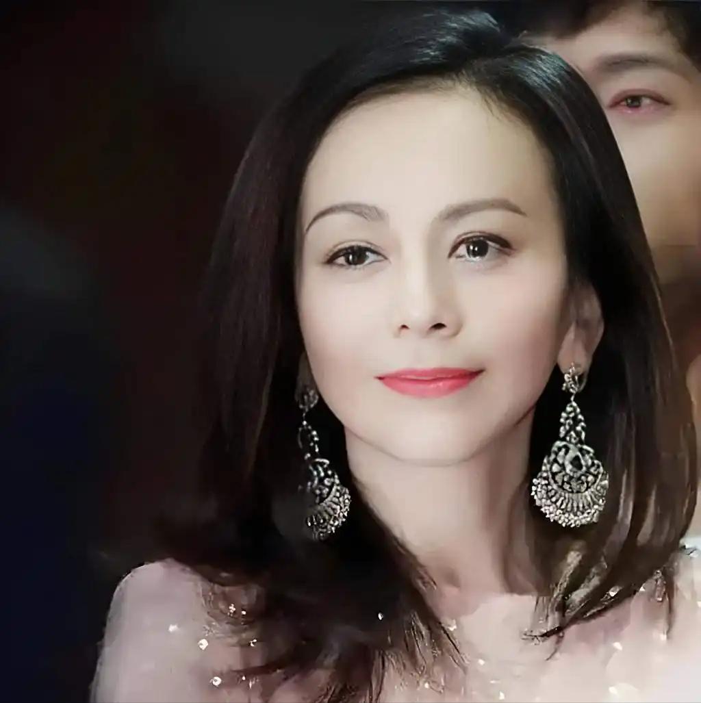 王琳的第一任丈夫，是比她大17岁的香港富商。领证当日，他始终没露半点笑容。王琳追