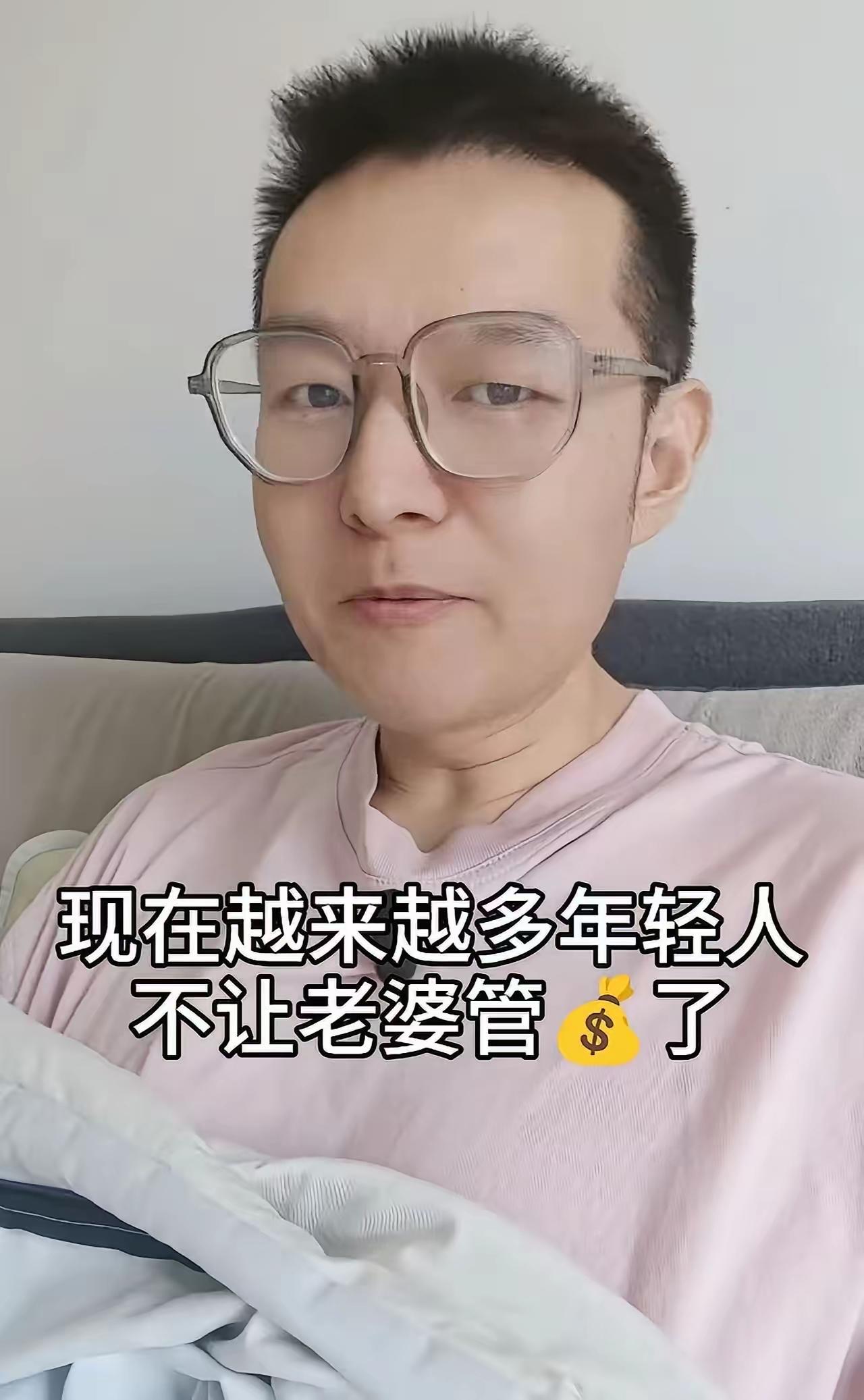 月薪15000全数上交，男生攒四年想换手机被痛骂败家，妻子当天收四笔千元快递，双