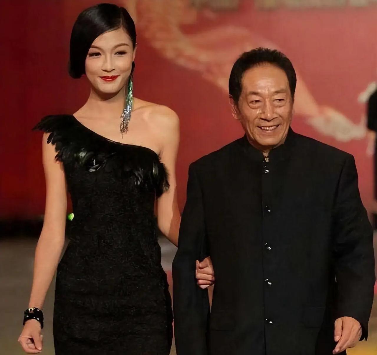 80岁的老演员王奎荣，娶了个年轻漂亮的老婆，这事本身就够抓眼球了。更让人惊掉下巴